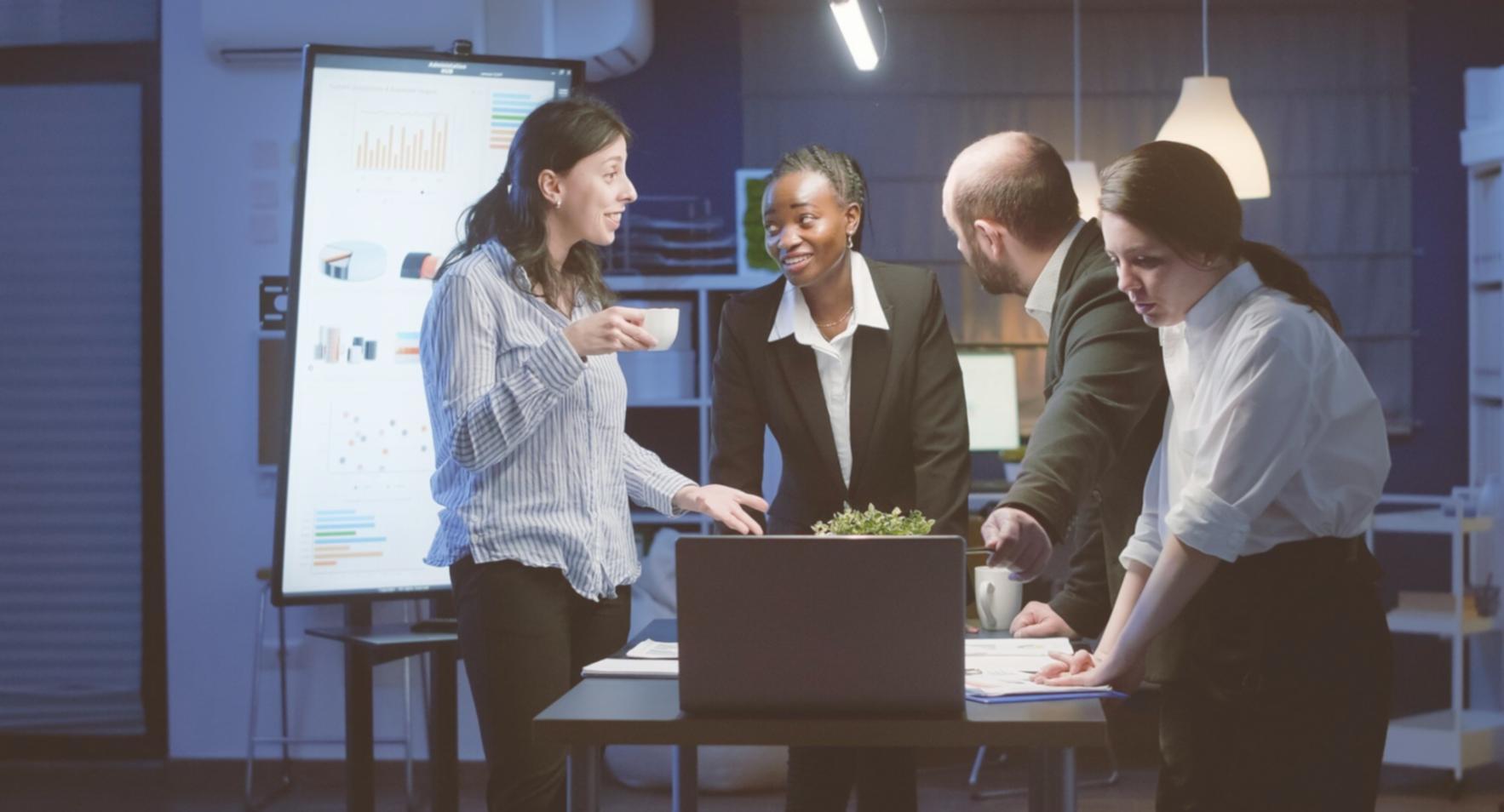 Espacio de trabajo moderno con gráficos financieros y análisis de mercado