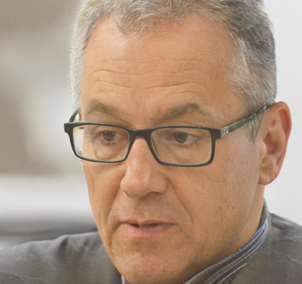 Carlos Mendoza, Analista Senior